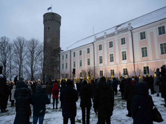 President Arnold Rüütlile mälestushetk Toompeal Kuberneri aias.