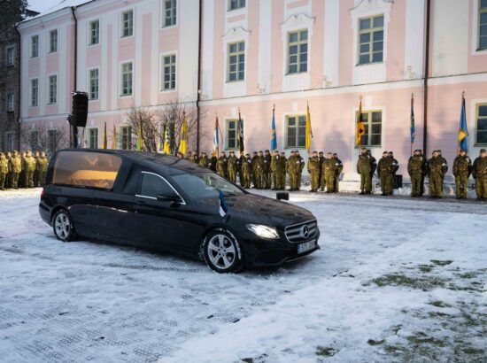 President Arnold Rüütlile mälestushetk Toompeal Kuberneri aias.