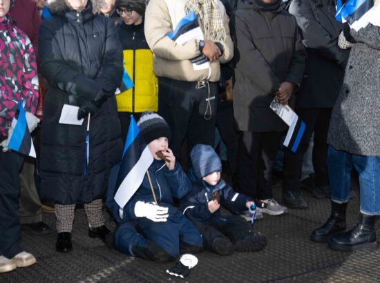 Pidulik riigilipu heiskamise tseremoonia Kuberneri aias.