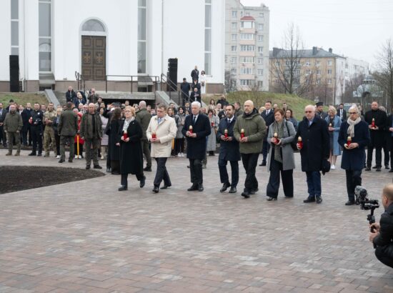 Riigikogu esimees Lauri Hussar osales koos oma Euroopa kolleegidega Butša veresauna kolmanda aastapäeva mälestustseremoonial.