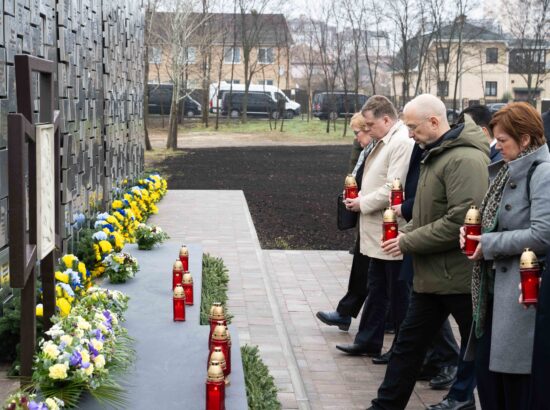Riigikogu esimees Lauri Hussar osales koos oma Euroopa kolleegidega Butša veresauna kolmanda aastapäeva mälestustseremoonial.