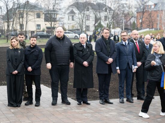 Riigikogu esimees Lauri Hussar osales koos oma Euroopa kolleegidega Butša veresauna kolmanda aastapäeva mälestustseremoonial.