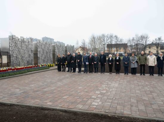 Riigikogu esimees Lauri Hussar osales koos oma Euroopa kolleegidega Butša veresauna kolmanda aastapäeva mälestustseremoonial.