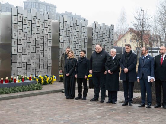 Riigikogu esimees Lauri Hussar osales koos oma Euroopa kolleegidega Butša veresauna kolmanda aastapäeva mälestustseremoonial.