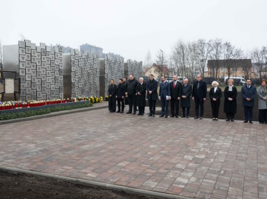 Riigikogu esimees Lauri Hussar osales koos oma Euroopa kolleegidega Butša veresauna kolmanda aastapäeva mälestustseremoonial.