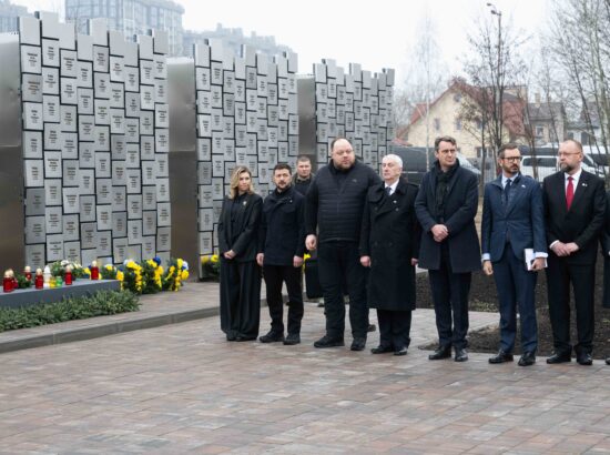 Riigikogu esimees Lauri Hussar osales koos oma Euroopa kolleegidega Butša veresauna kolmanda aastapäeva mälestustseremoonial.