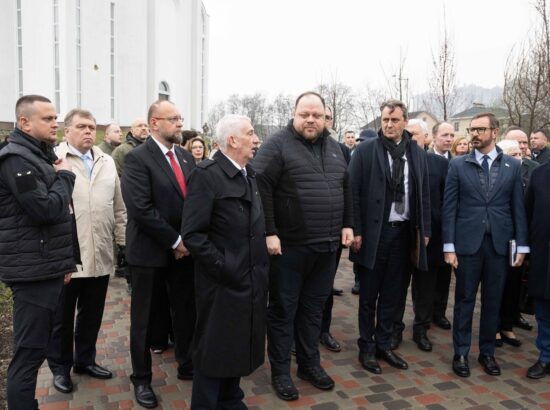 Riigikogu esimees Lauri Hussar osales koos oma Euroopa kolleegidega Butša veresauna kolmanda aastapäeva mälestustseremoonial.
