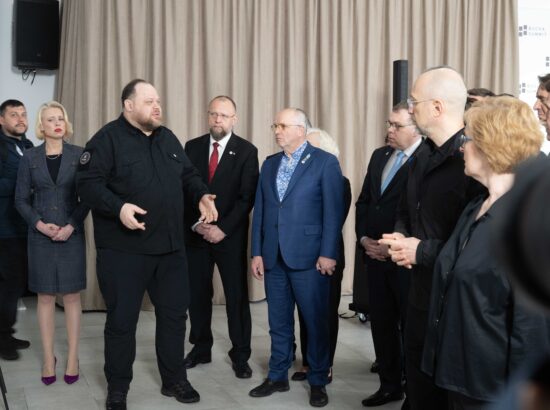 Riigikogu esimees Lauri Hussar osales ka mälestustseremooniale järgnenud Butša tippkohtumisel.