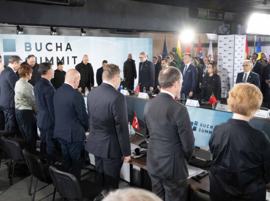 Riigikogu esimees Lauri Hussar osales ka mälestustseremooniale järgnenud Butša tippkohtumisel.