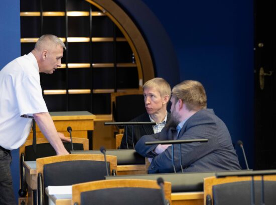Riigikogus toimus Eesti Konservatiivse Rahvaerakonna fraktsiooni algatatud olulise tähtsusega riikliku küsimuse „Tuuletööstuse pahupoolest“ arutelu.