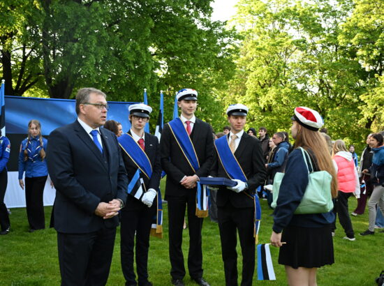 Eesti lipu 141. aastapäeva tähistamine Toompeal. õne pidasid Riigikogu esimees Lauri Hussar ja Eesti Lipu Seltsi esimees Jüri Trei. Õnnistussõnad ütles Eesti Evangeelse Luterliku Kiriku piiskop Ove Sander. Kuberneri aeda olid üles rivistatud vahipataljoni, kaitseliidu, naiskodukaitse, noorkotkaste, kodutütarde, skautide, gaidide, koolide ning akadeemiliste organisatsioonide ja isamaaliste ühenduste liputoimkonnad. Mängis Sõjaväeorkester ning laulsid Eesti Naislaulu Seltsi, naiskodukaitse ja koolide koorid. Orkestrit dirigeerisid Teet Raik, koore Margot Peterson ja Andrus Siimon. Foto: Merje Meisalu / Riigiko