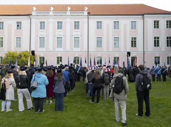 4. juunil 2025 tähistab kogu Eesti sinimustvalge lipu 141. aastapäeva. Riigikogu juhatus ja Eesti Lipu Selts kutsusid sel puhul kõiki kell 7 hommikul riigilipu pidulikule heiskamisele Toompeale Kuberneri aeda.