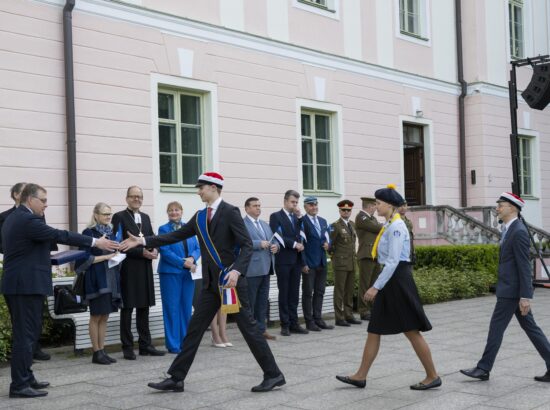 4. juunil 2025 tähistab kogu Eesti sinimustvalge lipu 141. aastapäeva. Riigikogu juhatus ja Eesti Lipu Selts kutsusid sel puhul kõiki kell 7 hommikul riigilipu pidulikule heiskamisele Toompeale Kuberneri aeda.