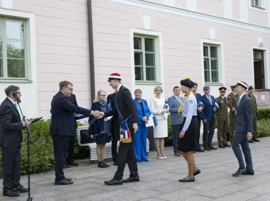 4. juunil 2025 tähistab kogu Eesti sinimustvalge lipu 141. aastapäeva. Riigikogu juhatus ja Eesti Lipu Selts kutsusid sel puhul kõiki kell 7 hommikul riigilipu pidulikule heiskamisele Toompeale Kuberneri aeda.