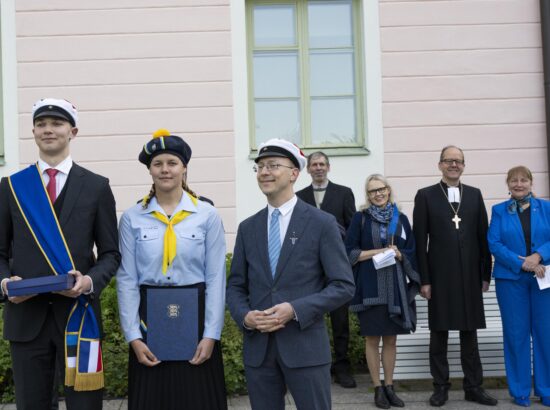 4. juunil 2025 tähistab kogu Eesti sinimustvalge lipu 141. aastapäeva. Riigikogu juhatus ja Eesti Lipu Selts kutsusid sel puhul kõiki kell 7 hommikul riigilipu pidulikule heiskamisele Toompeale Kuberneri aeda.