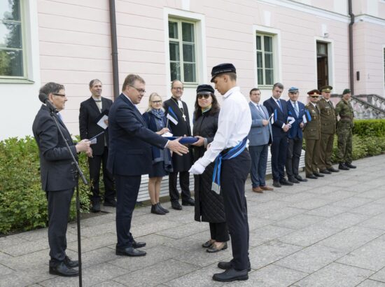 4. juunil 2025 tähistab kogu Eesti sinimustvalge lipu 141. aastapäeva. Riigikogu juhatus ja Eesti Lipu Selts kutsusid sel puhul kõiki kell 7 hommikul riigilipu pidulikule heiskamisele Toompeale Kuberneri aeda.