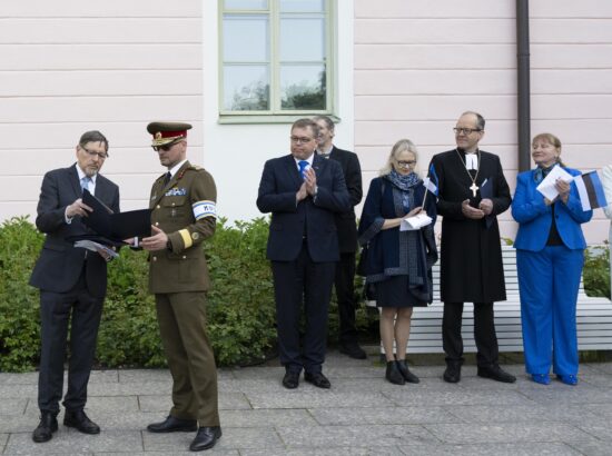 4. juunil 2025 tähistab kogu Eesti sinimustvalge lipu 141. aastapäeva. Riigikogu juhatus ja Eesti Lipu Selts kutsusid sel puhul kõiki kell 7 hommikul riigilipu pidulikule heiskamisele Toompeale Kuberneri aeda.