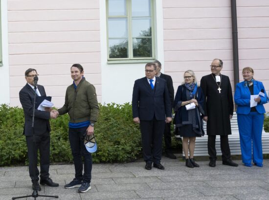 4. juunil 2025 tähistab kogu Eesti sinimustvalge lipu 141. aastapäeva. Riigikogu juhatus ja Eesti Lipu Selts kutsusid sel puhul kõiki kell 7 hommikul riigilipu pidulikule heiskamisele Toompeale Kuberneri aeda.