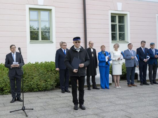4. juunil 2025 tähistab kogu Eesti sinimustvalge lipu 141. aastapäeva. Riigikogu juhatus ja Eesti Lipu Selts kutsusid sel puhul kõiki kell 7 hommikul riigilipu pidulikule heiskamisele Toompeale Kuberneri aeda.