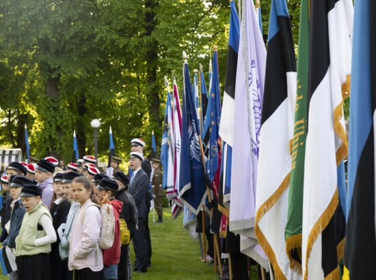 4. juunil 2025 tähistab kogu Eesti sinimustvalge lipu 141. aastapäeva. Riigikogu juhatus ja Eesti Lipu Selts kutsusid sel puhul kõiki kell 7 hommikul riigilipu pidulikule heiskamisele Toompeale Kuberneri aeda.