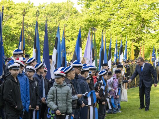 4. juunil 2025 tähistab kogu Eesti sinimustvalge lipu 141. aastapäeva. Riigikogu juhatus ja Eesti Lipu Selts kutsusid sel puhul kõiki kell 7 hommikul riigilipu pidulikule heiskamisele Toompeale Kuberneri aeda.