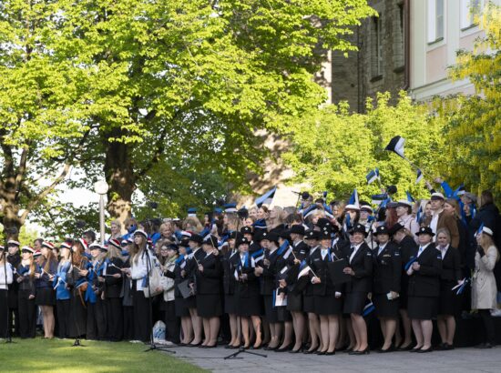 4. juunil 2025 tähistab kogu Eesti sinimustvalge lipu 141. aastapäeva. Riigikogu juhatus ja Eesti Lipu Selts kutsusid sel puhul kõiki kell 7 hommikul riigilipu pidulikule heiskamisele Toompeale Kuberneri aeda.