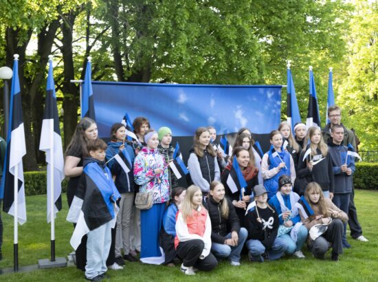 4. juunil 2025 tähistab kogu Eesti sinimustvalge lipu 141. aastapäeva. Riigikogu juhatus ja Eesti Lipu Selts kutsusid sel puhul kõiki kell 7 hommikul riigilipu pidulikule heiskamisele Toompeale Kuberneri aeda.