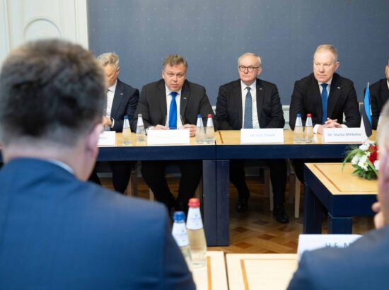 Poola Seimi esimees Szymon Hołownia kohtus Riigikogu esimehe Lauri Hussariga. Kohtumisel osalesid ka väliskomisjoni esimees Marko Mihkelson, riigikaitsekomisjoni esimees Kalev Stoicescu ja Eesti-Poola parlamendirühma esimees Ants Frosch.