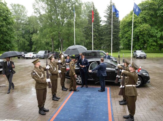 Poola Seimi esimees Szymon Hołownia kohtus president Alar Karisega.