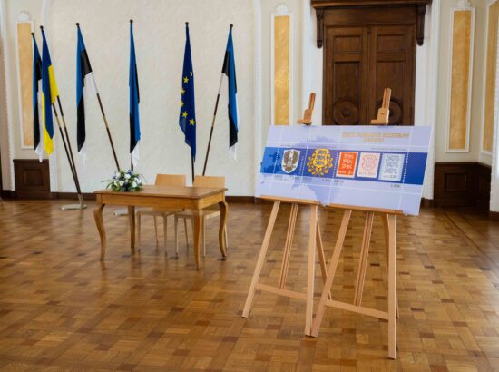 Toompea lossi Valges saalis esitleti Eesti riigivapi 100. aastapäevale pühendatud margiplokki.