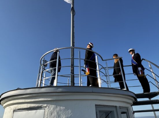 4. juunil 2025 tähistab kogu Eesti sinimustvalge lipu 141. aastapäeva. Riigikogu juhatus ja Eesti Lipu Selts kutsusid sel puhul kõiki kell 7 hommikul riigilipu pidulikule heiskamisele Toompeale Kuberneri aeda.