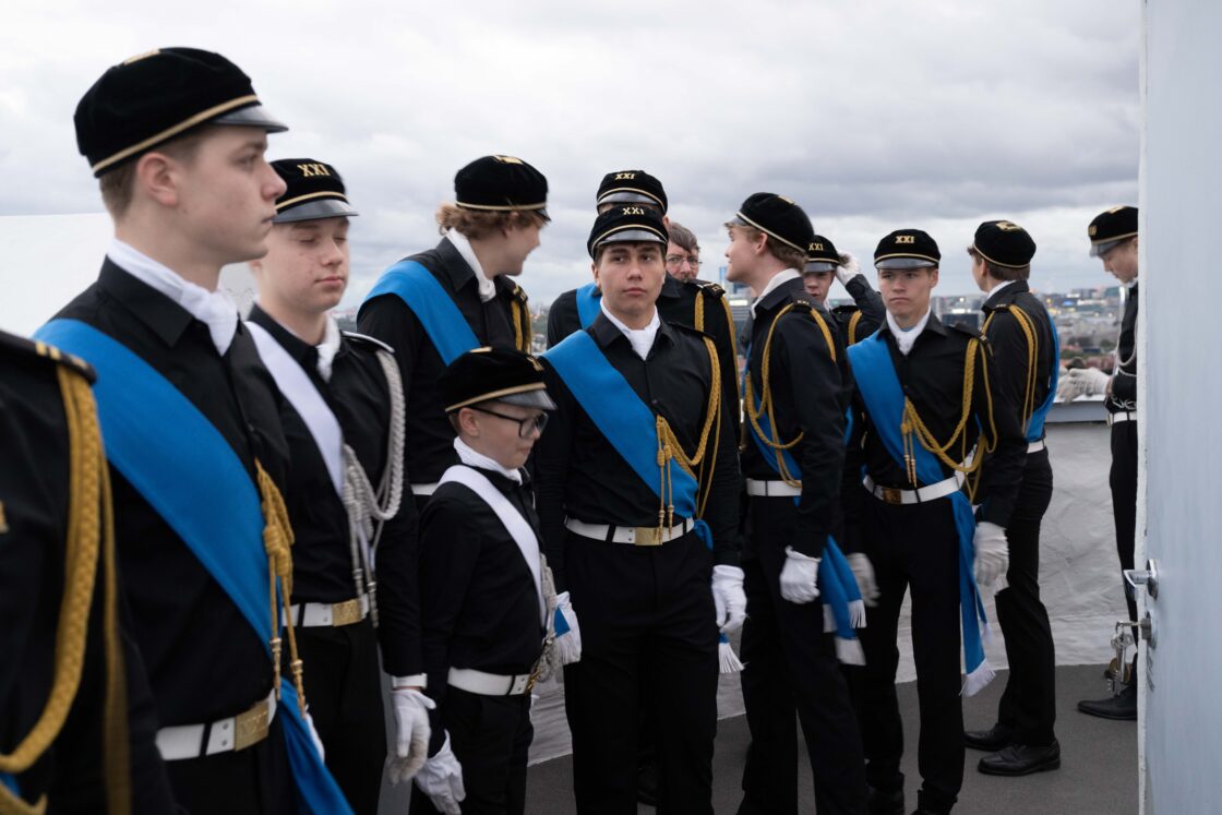 Tallinna 21. Kooli õpilased heiskasid täna päikesetõusul Pika Hermanni torni sinimustvalge lipu, et tähistada vastupanuvõitluse päeva. Koolinoori tervitas ja Riigikogu ajaloolist hoonet tutvustas Riigikogu esimees Lauri Hussar.