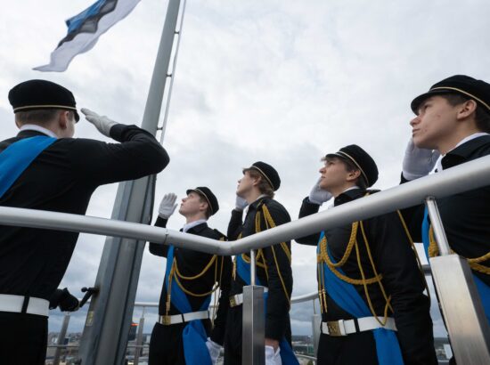 Tallinna 21. Kooli õpilased heiskasid täna päikesetõusul Pika Hermanni torni sinimustvalge lipu, et tähistada vastupanuvõitluse päeva. Koolinoori tervitas ja Riigikogu ajaloolist hoonet tutvustas Riigikogu esimees Lauri Hussar.