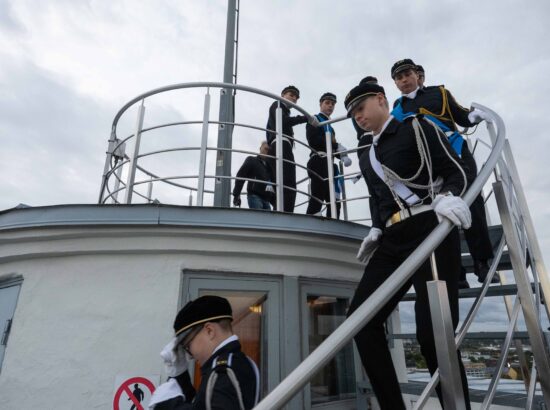 Tallinna 21. Kooli õpilased heiskasid täna päikesetõusul Pika Hermanni torni sinimustvalge lipu, et tähistada vastupanuvõitluse päeva. Koolinoori tervitas ja Riigikogu ajaloolist hoonet tutvustas Riigikogu esimees Lauri Hussar.