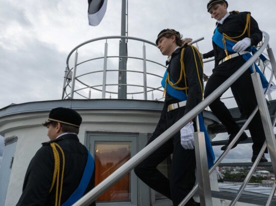 Tallinna 21. Kooli õpilased heiskasid täna päikesetõusul Pika Hermanni torni sinimustvalge lipu, et tähistada vastupanuvõitluse päeva. Koolinoori tervitas ja Riigikogu ajaloolist hoonet tutvustas Riigikogu esimees Lauri Hussar.