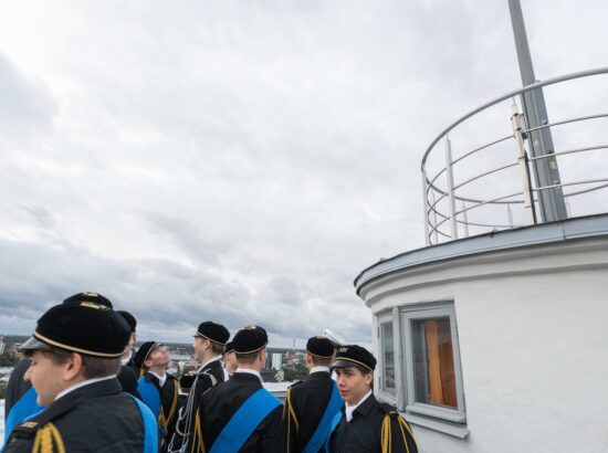 Tallinna 21. Kooli õpilased heiskasid täna päikesetõusul Pika Hermanni torni sinimustvalge lipu, et tähistada vastupanuvõitluse päeva. Koolinoori tervitas ja Riigikogu ajaloolist hoonet tutvustas Riigikogu esimees Lauri Hussar.