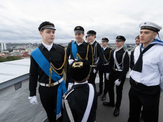 Tallinna 21. Kooli õpilased heiskasid täna päikesetõusul Pika Hermanni torni sinimustvalge lipu, et tähistada vastupanuvõitluse päeva. Koolinoori tervitas ja Riigikogu ajaloolist hoonet tutvustas Riigikogu esimees Lauri Hussar.