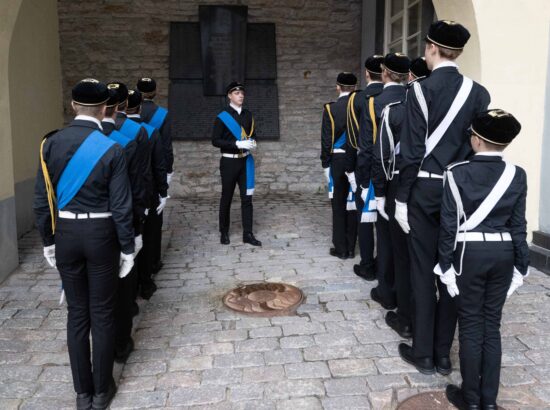 Tallinna 21. Kooli õpilased heiskasid täna päikesetõusul Pika Hermanni torni sinimustvalge lipu, et tähistada vastupanuvõitluse päeva. Koolinoori tervitas ja Riigikogu ajaloolist hoonet tutvustas Riigikogu esimees Lauri Hussar.