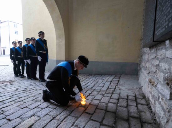 Tallinna 21. Kooli õpilased heiskasid täna päikesetõusul Pika Hermanni torni sinimustvalge lipu, et tähistada vastupanuvõitluse päeva. Koolinoori tervitas ja Riigikogu ajaloolist hoonet tutvustas Riigikogu esimees Lauri Hussar.