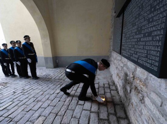 Tallinna 21. Kooli õpilased heiskasid täna päikesetõusul Pika Hermanni torni sinimustvalge lipu, et tähistada vastupanuvõitluse päeva. Koolinoori tervitas ja Riigikogu ajaloolist hoonet tutvustas Riigikogu esimees Lauri Hussar.