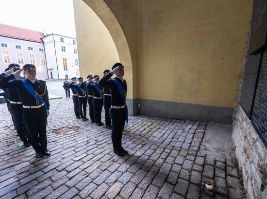 Tallinna 21. Kooli õpilased heiskasid täna päikesetõusul Pika Hermanni torni sinimustvalge lipu, et tähistada vastupanuvõitluse päeva. Koolinoori tervitas ja Riigikogu ajaloolist hoonet tutvustas Riigikogu esimees Lauri Hussar.