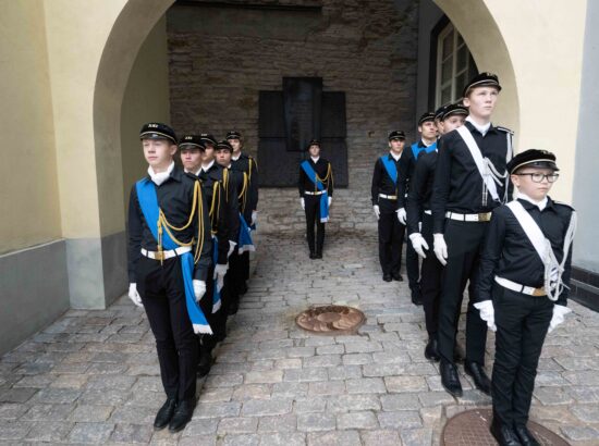 Tallinna 21. Kooli õpilased heiskasid täna päikesetõusul Pika Hermanni torni sinimustvalge lipu, et tähistada vastupanuvõitluse päeva. Koolinoori tervitas ja Riigikogu ajaloolist hoonet tutvustas Riigikogu esimees Lauri Hussar.