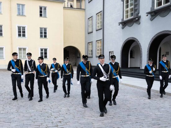 Tallinna 21. Kooli õpilased heiskasid täna päikesetõusul Pika Hermanni torni sinimustvalge lipu, et tähistada vastupanuvõitluse päeva. Koolinoori tervitas ja Riigikogu ajaloolist hoonet tutvustas Riigikogu esimees Lauri Hussar.