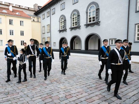 Tallinna 21. Kooli õpilased heiskasid täna päikesetõusul Pika Hermanni torni sinimustvalge lipu, et tähistada vastupanuvõitluse päeva. Koolinoori tervitas ja Riigikogu ajaloolist hoonet tutvustas Riigikogu esimees Lauri Hussar.