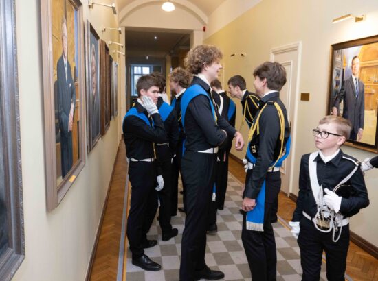 Tallinna 21. Kooli õpilased heiskasid täna päikesetõusul Pika Hermanni torni sinimustvalge lipu, et tähistada vastupanuvõitluse päeva. Koolinoori tervitas ja Riigikogu ajaloolist hoonet tutvustas Riigikogu esimees Lauri Hussar.