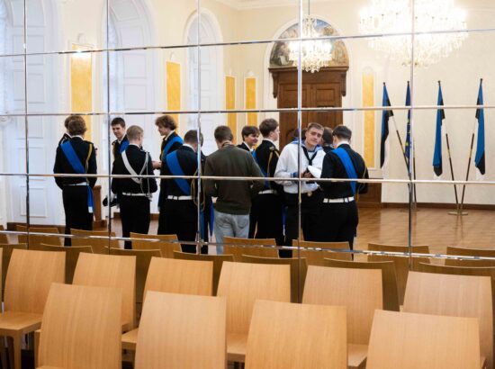 Tallinna 21. Kooli õpilased heiskasid täna päikesetõusul Pika Hermanni torni sinimustvalge lipu, et tähistada vastupanuvõitluse päeva. Koolinoori tervitas ja Riigikogu ajaloolist hoonet tutvustas Riigikogu esimees Lauri Hussar.