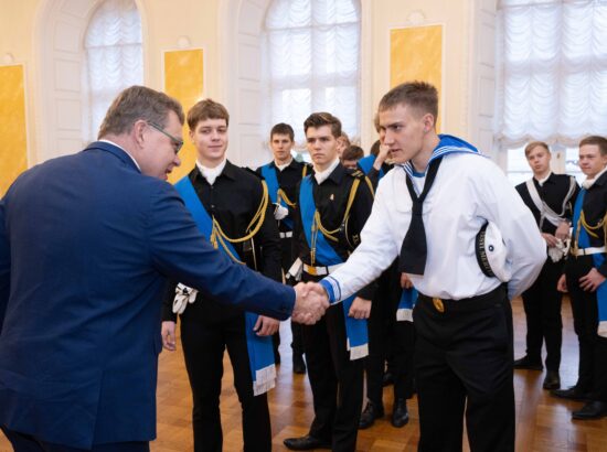 Tallinna 21. Kooli õpilased heiskasid täna päikesetõusul Pika Hermanni torni sinimustvalge lipu, et tähistada vastupanuvõitluse päeva. Koolinoori tervitas ja Riigikogu ajaloolist hoonet tutvustas Riigikogu esimees Lauri Hussar.