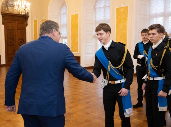 Tallinna 21. Kooli õpilased heiskasid täna päikesetõusul Pika Hermanni torni sinimustvalge lipu, et tähistada vastupanuvõitluse päeva. Koolinoori tervitas ja Riigikogu ajaloolist hoonet tutvustas Riigikogu esimees Lauri Hussar.