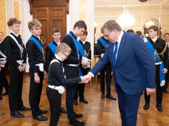 Tallinna 21. Kooli õpilased heiskasid täna päikesetõusul Pika Hermanni torni sinimustvalge lipu, et tähistada vastupanuvõitluse päeva. Koolinoori tervitas ja Riigikogu ajaloolist hoonet tutvustas Riigikogu esimees Lauri Hussar.