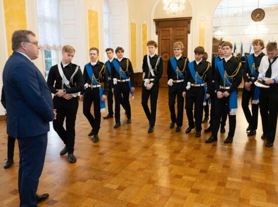 Tallinna 21. Kooli õpilased heiskasid täna päikesetõusul Pika Hermanni torni sinimustvalge lipu, et tähistada vastupanuvõitluse päeva. Koolinoori tervitas ja Riigikogu ajaloolist hoonet tutvustas Riigikogu esimees Lauri Hussar.